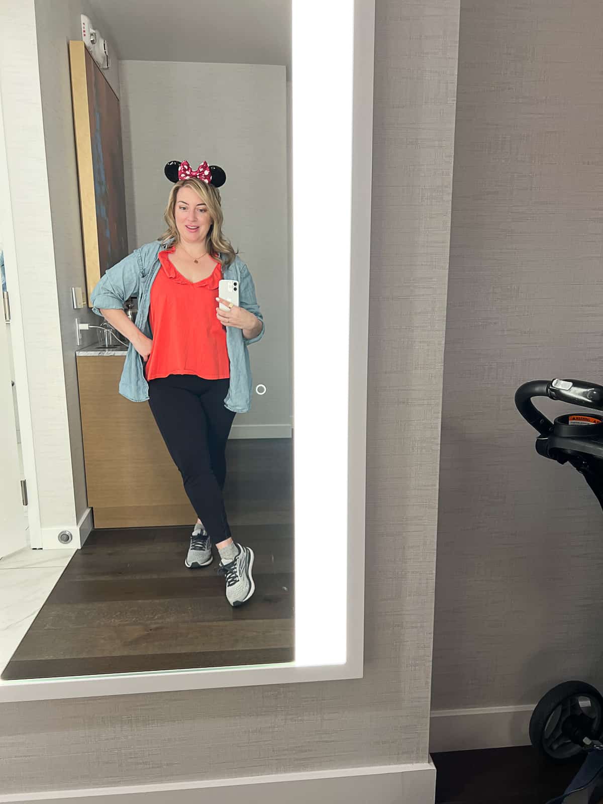 Disney Blogger Jenna Passaro featuring comfortable Disney outfit for November in Disneyland
