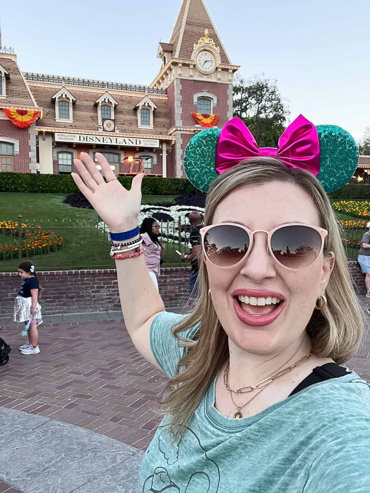 Disneyland Blogger wearing simple t shirt and Mickey Ears to the park