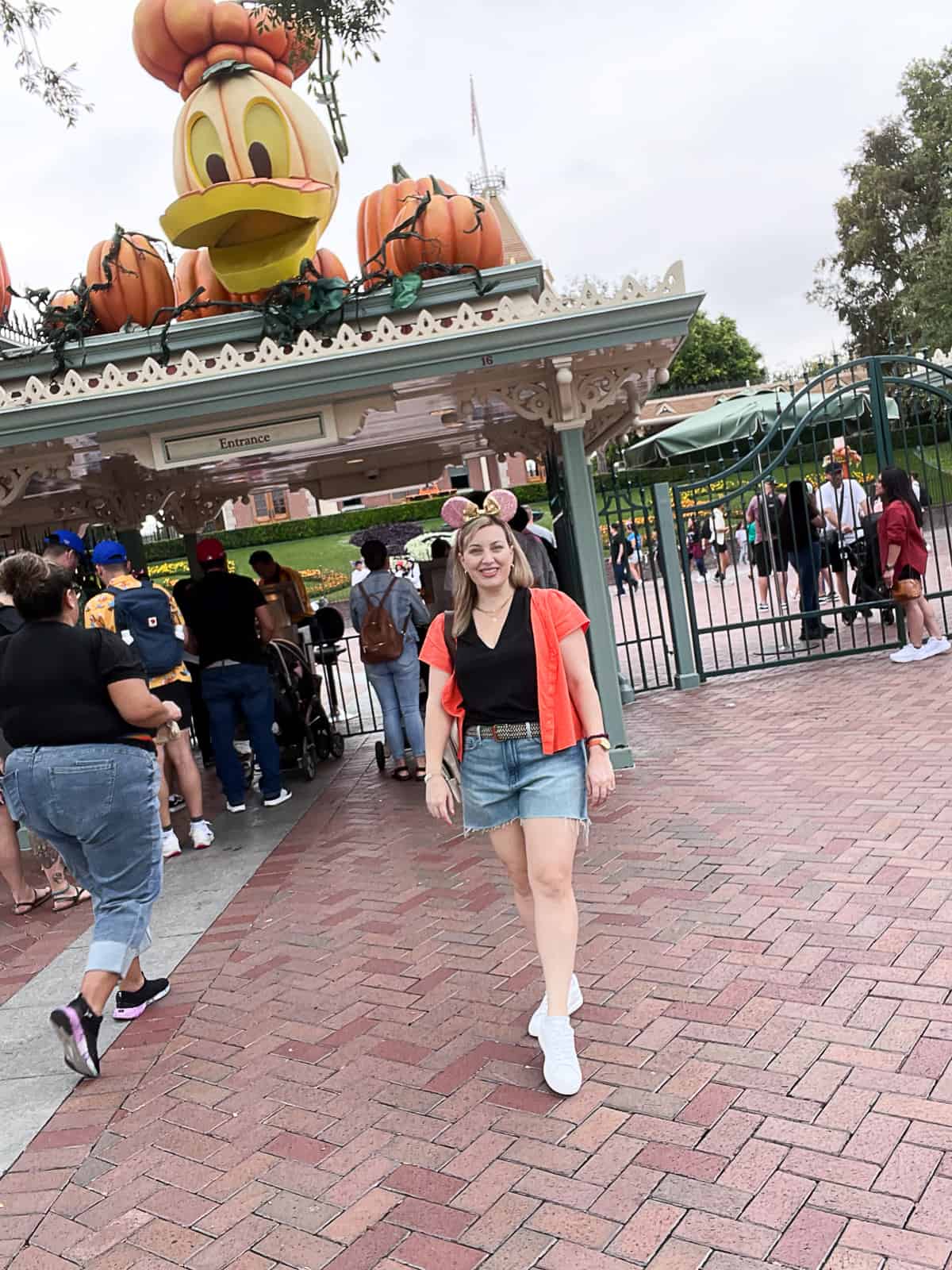 Jenna Passaro Disneyland blogger demonstrating Halloween outfits at Disneyland